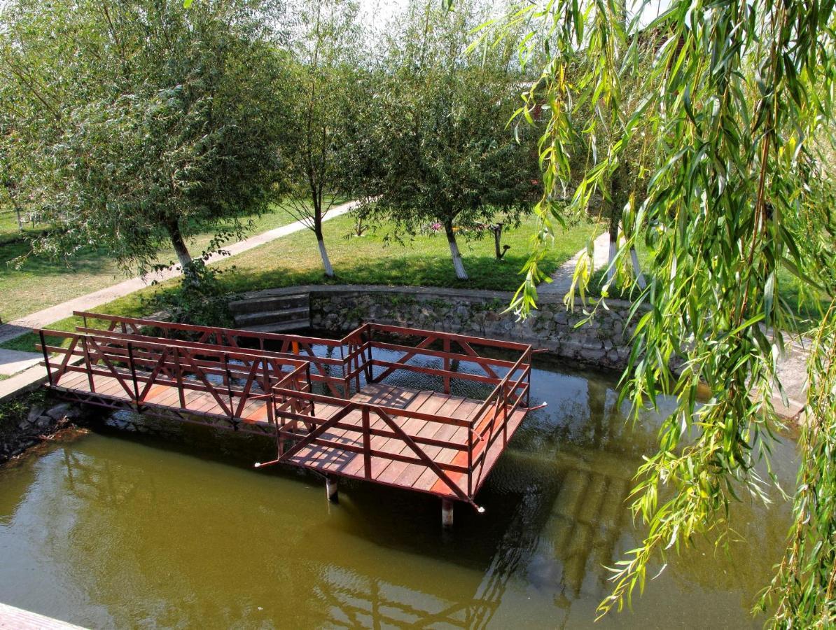 Pensiunea ,,La Struti" Târgu Neamț Camera foto
